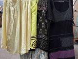beaucoup de vêtements suspendus à un portant