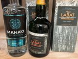des bouteilles d'alcool sur une étagère dans un magasin, avec une étiquette de prix