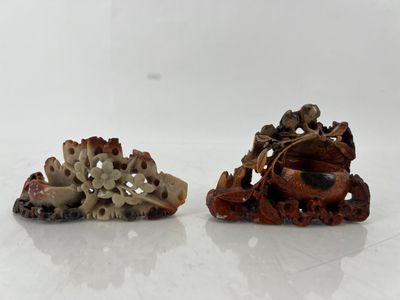 deux petites figurines posées sur une table