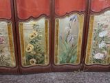un paravent orné d'une peinture représentant des fleurs