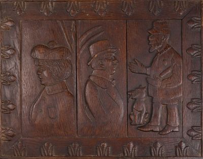 panneau en bois sculpté représentant un homme et une femme avec un chat