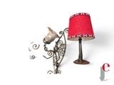 une lampe munie d'un abat-jour rouge