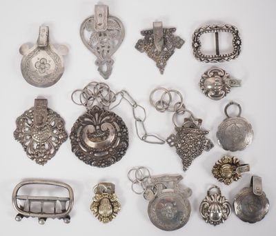 9 différentes boucles de ceintures ou éléments de boucles en…