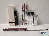 une boîte de mascara et une boîte d'eye-liners posées sur une table
