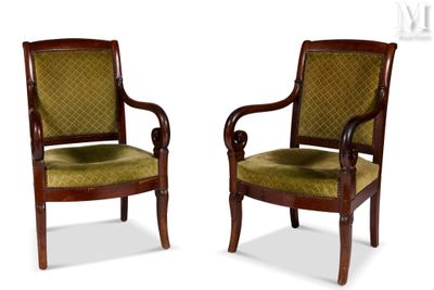 Paire de fauteuils en acajou et placage d’acajou à bras cros…