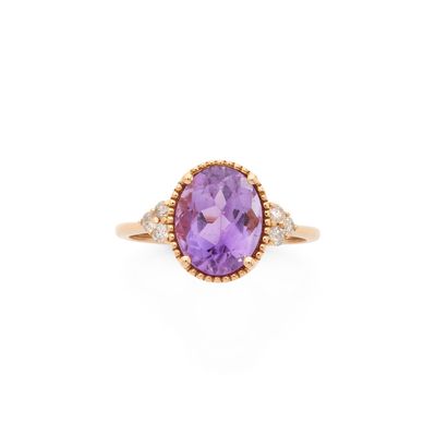 BAGUE ornée en son centre d'une améthyste ovale de 2.