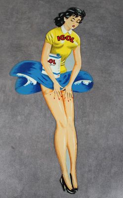 un tableau représentant une femme vêtue d'un t-shirt jaune et d'une jupe bleue