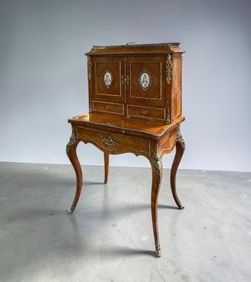 Bureau bonheur du jour en bois de placage marqueté.