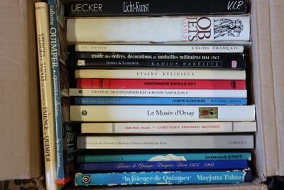 beaucoup de livres empilés dans une boîte