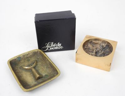 une image représentant une boîte contenant un objet métallique et une boîte contenant un objet métallique