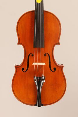 gros plan d'un violon avec un archet sur fond blanc
