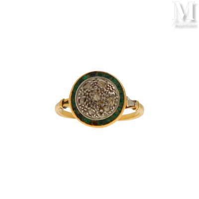 Gros plan sur une bague en or ornée d'une pièce de monnaie