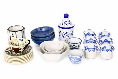 beaucoup d'assiettes et de tasses bleues et blanches