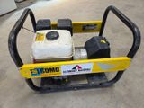 un gros plan sur un petit moteur monté sur un chariot dans un garage