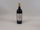 une bouteille de vin posée sur une table