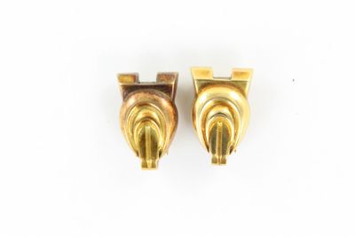 une paire de boucles d'oreilles plaquées or sur fond blanc