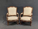 paire de fauteuils en bois sculpté de style Louis XV, avec assises rembourrées