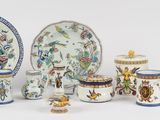 de nombreux types de plats et de tasses en porcelaine sur la table