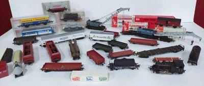 un grand nombre de trains miniatures posés sur une table