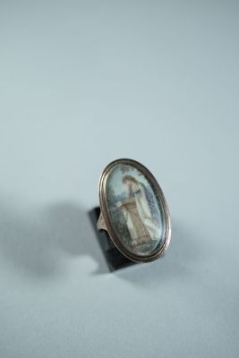 une image représentant une bague sur laquelle figure le portrait d'une femme