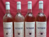 six bouteilles de vin sont alignées sur un fond rouge
