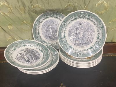 plusieurs assiettes sont empilées sur une table