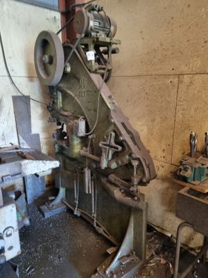 une machine qui se trouve à l'intérieur d'un bâtiment