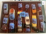 une boîte de chocolats décorée de voitures et de chiffres
