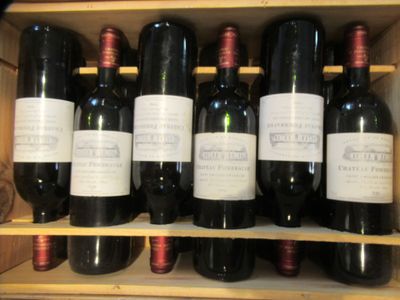 de nombreuses bouteilles de vin rangées dans une caisse en bois