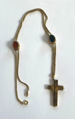 collier composé d'une croix suspendue à une chaîne ornée de perles rouges, bleues et vertes