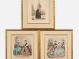 trois reproductions encadrées représentant des femmes en robe et un homme coiffé d'un chapeau