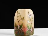 un petit vase orné de fleurs, posé sur une table