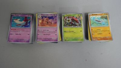 plusieurs cartes de pokémon sont alignées sur une surface blanche