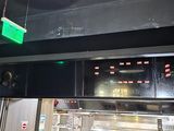 une image d'une cuisine commerciale avec beaucoup d'espace de travail