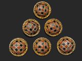 cinq boutons en verre de couleur or et corail sur fond noir
