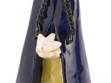 figurine représentant une femme vêtue d'une cape bleue tenant une colombe