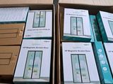 plusieurs boîtes contenant des appareils électroniques posées sur une table