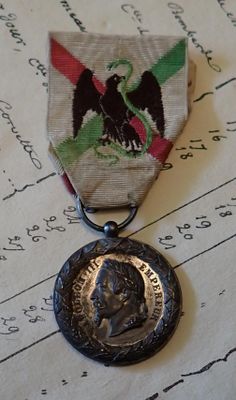 une médaille sur laquelle figure l'image d'un homme, posée sur un morceau de papier