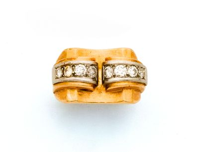 une image d'une bague en or et diamants sur fond blanc