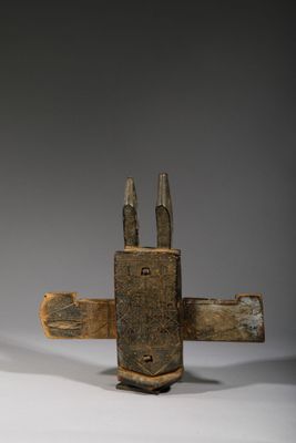 deux morceaux de bois posés sur une table