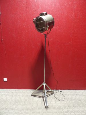 Pied de lampe de style projecteur de scène, en métal.