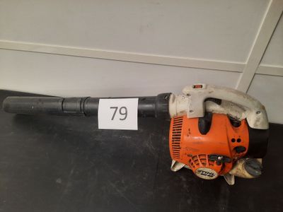 une soufflerie orange et noire posée sur une table noire
