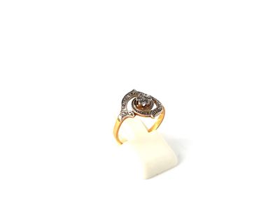 une image représentant une bague en or sertie d'un diamant brun
