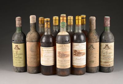 plusieurs bouteilles de vin posées les unes à côté des autres sur une table