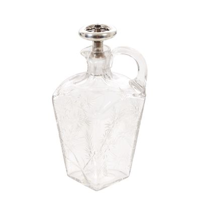 une image représentant une carafe en verre transparent sur fond blanc