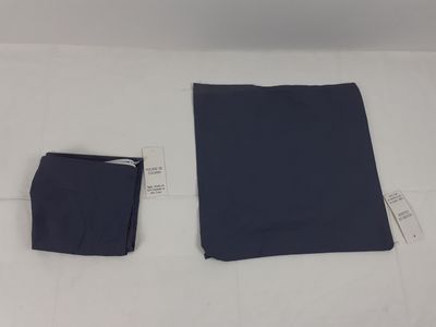 les deux vêtements sont disposés sur une surface blanche
