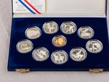 une image représentant un ensemble de six pièces d'argent dans un étui bleu
