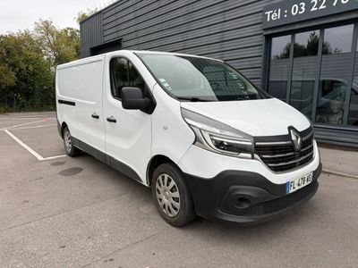 la camionnette blanche est garée devant un bâtiment