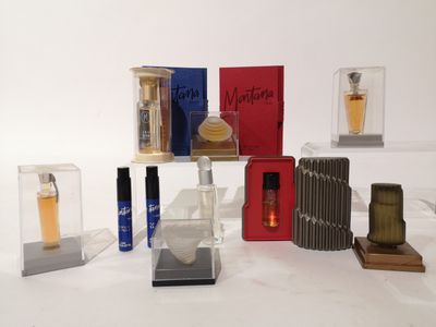 de nombreux parfums de toutes sortes exposés sur une table