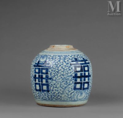 un vase bleu et blanc orné d'un motif sur le couvercle